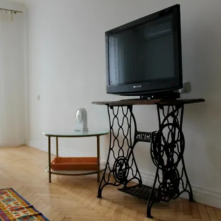 Apartment белые на жилянской *