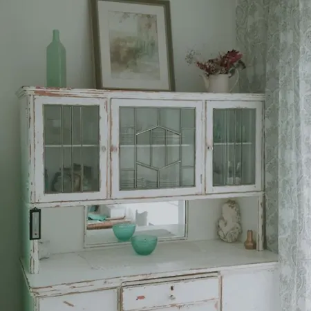 белые на жилянской Apartment