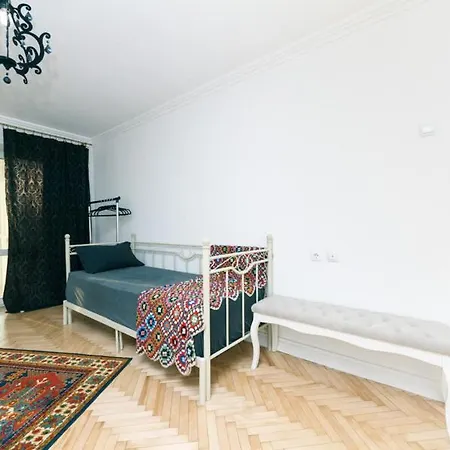 белые на жилянской Apartment
