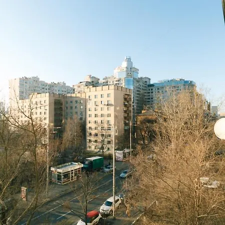 белые на жилянской Apartment Kyiv